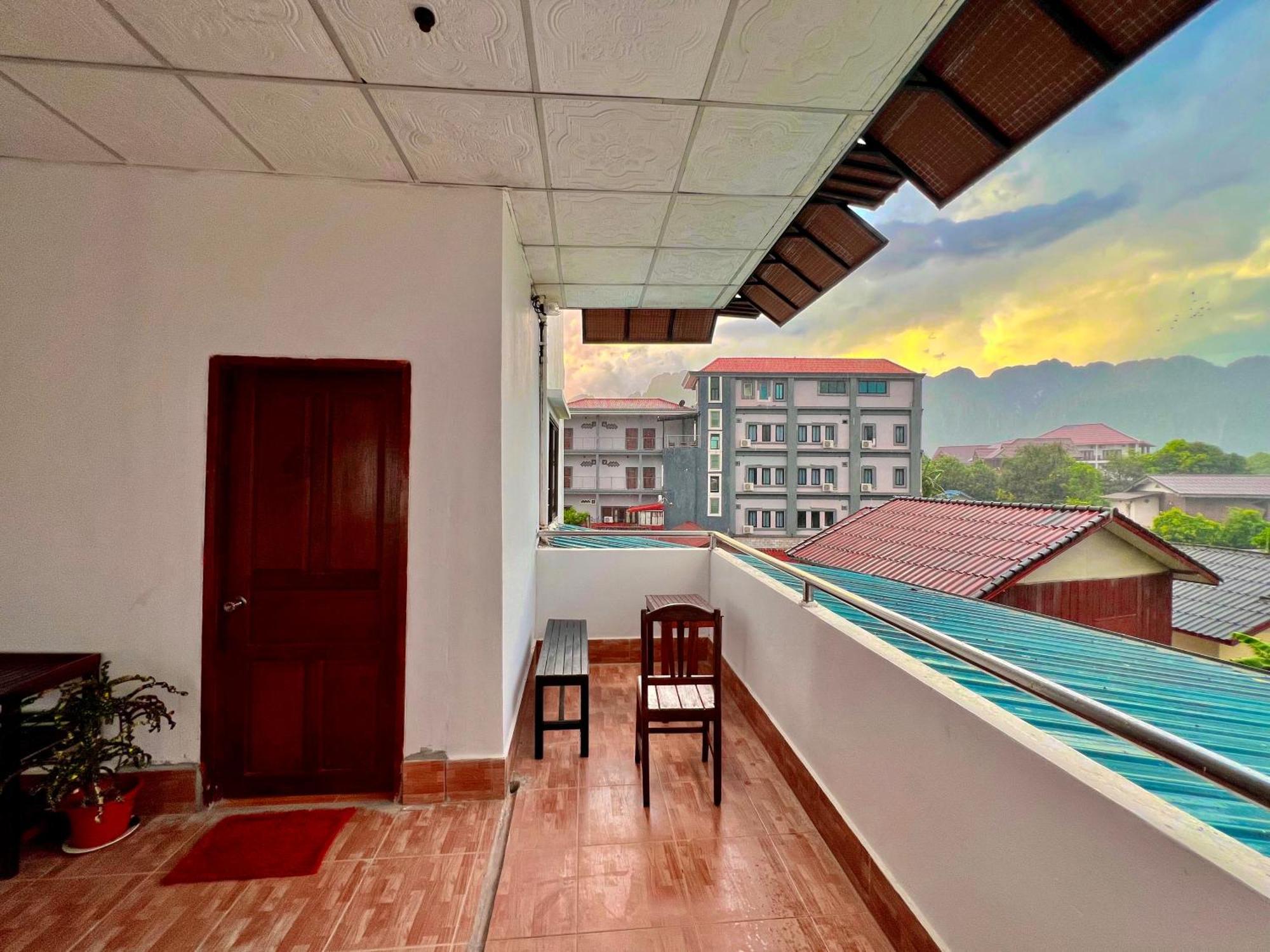 Easy Go Backpacker Hostel วังเวียง ภายนอก รูปภาพ