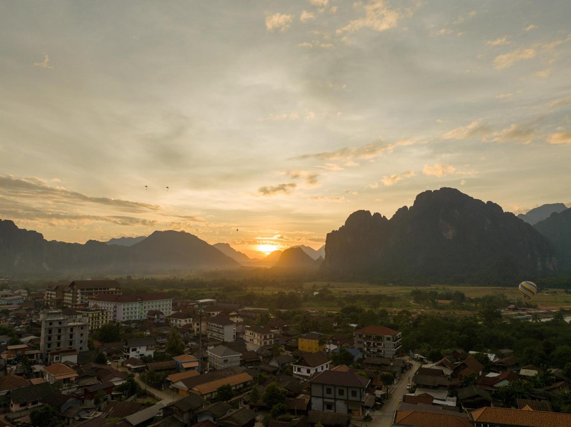 Easy Go Backpacker Hostel วังเวียง ภายนอก รูปภาพ